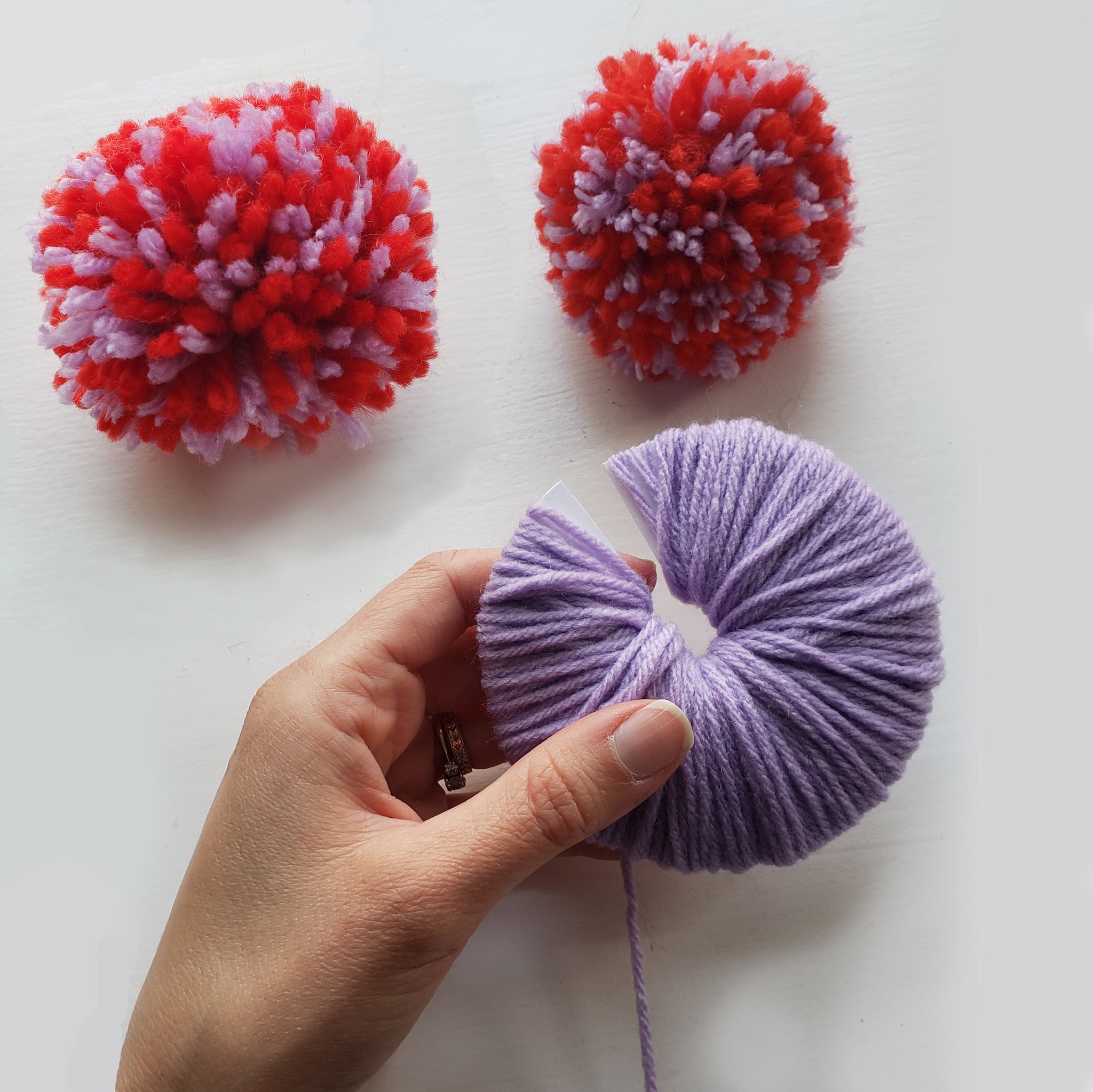 How to make a yarn pom pom